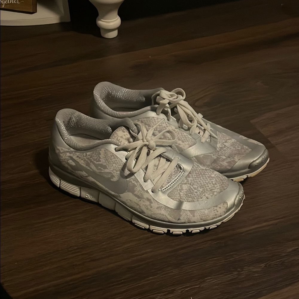 Nike Gray Patterned Sneakers